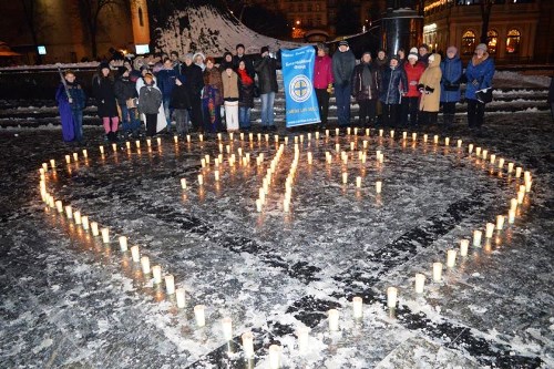 Серце із Різдвяних свічок «Карітасу» запалало у Львові.(ФОТО) Серце із Різдвяних свічок «Карітасу» запалало у Львові.(ФОТО)